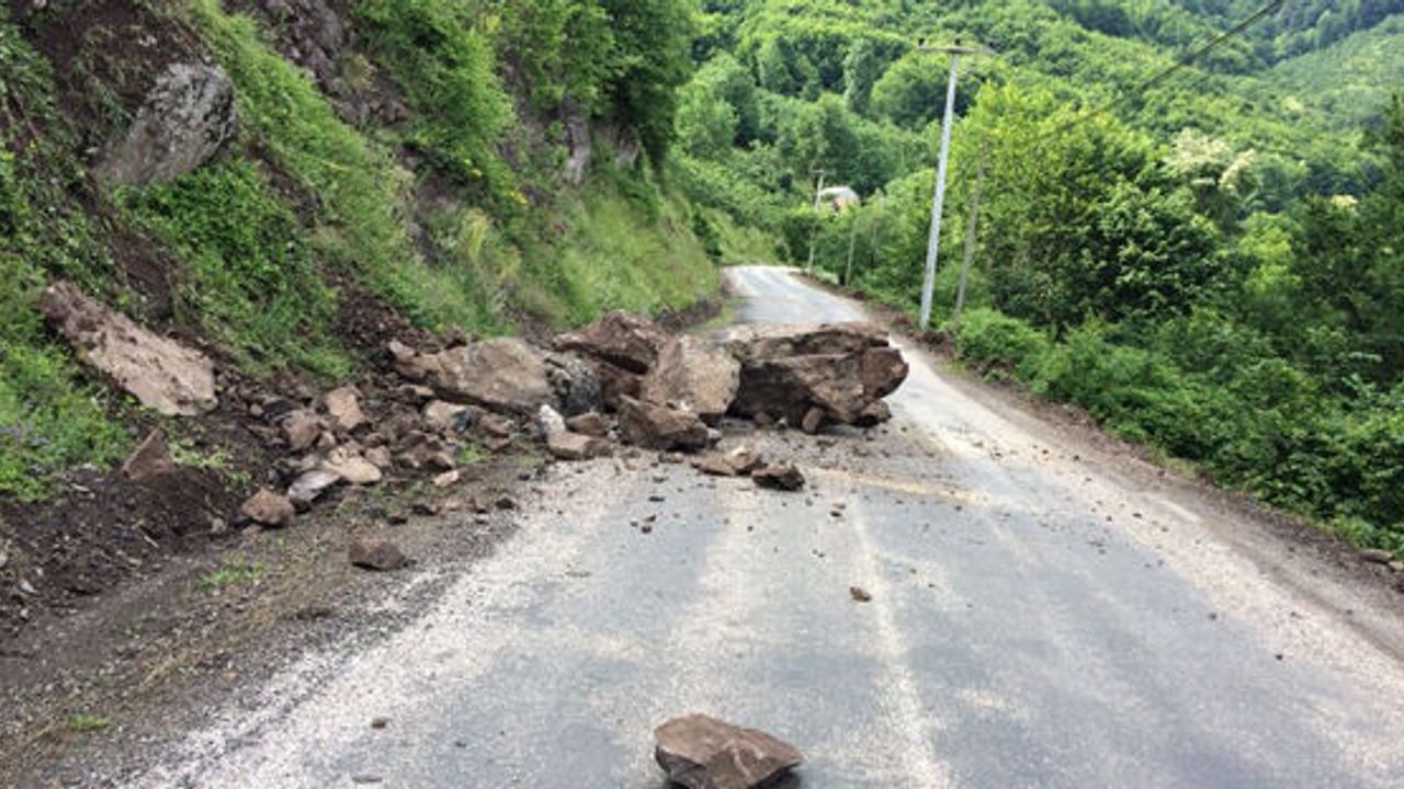 Yola düşen kaya parçası, kazaya neden oldu: 7 yaralı