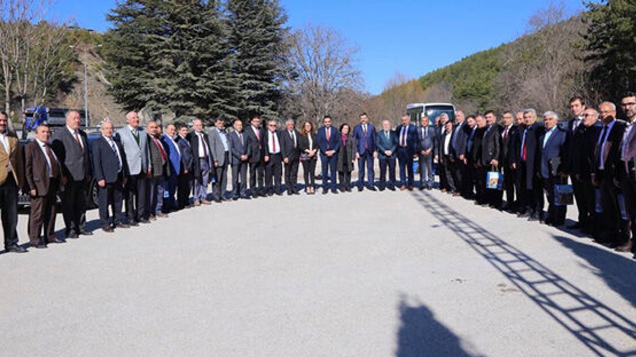 Vali Kılıç'tan meclis üyelerine plaket