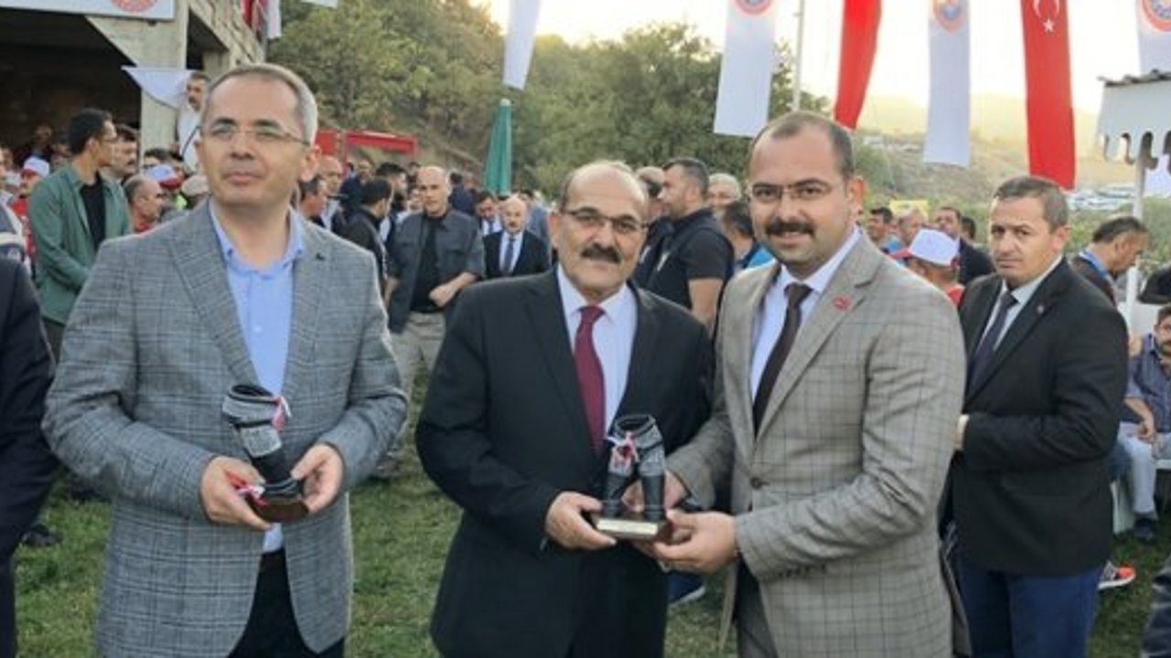Kaymakam Taş ve Başkan Şen'e Katılım Plaketi