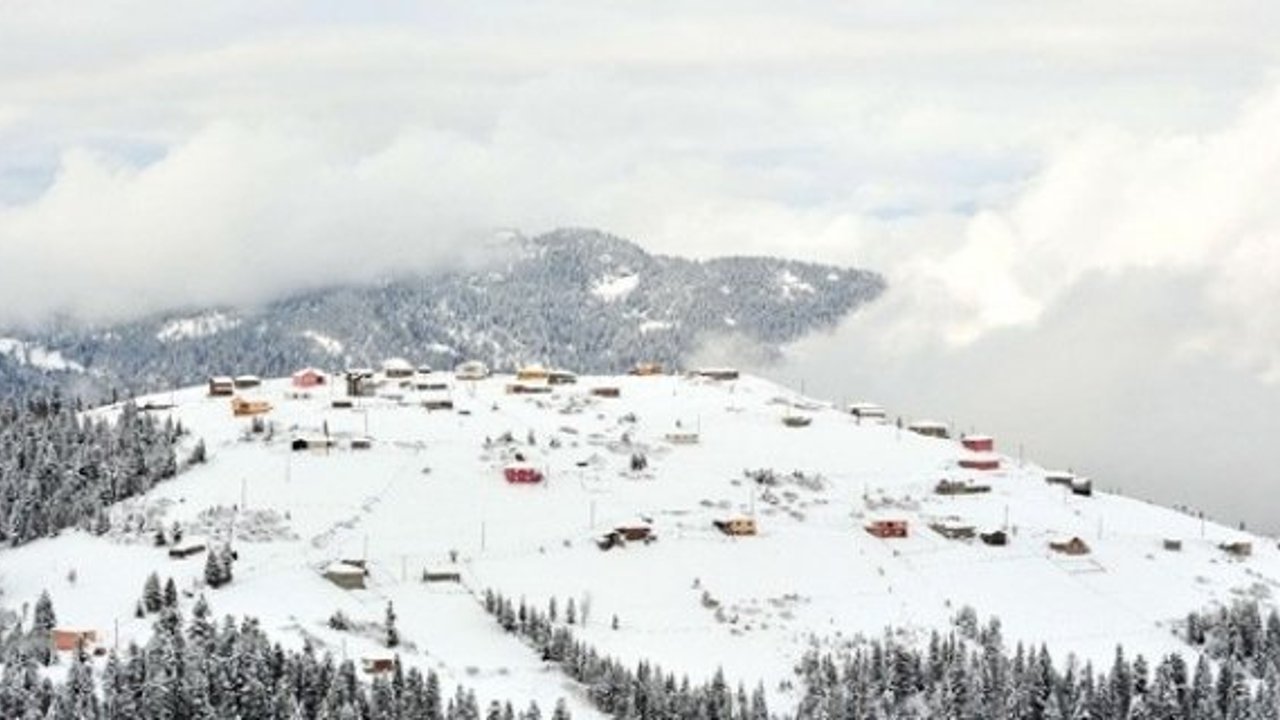 Kargı'ya mevsimin ilk karı yağdı