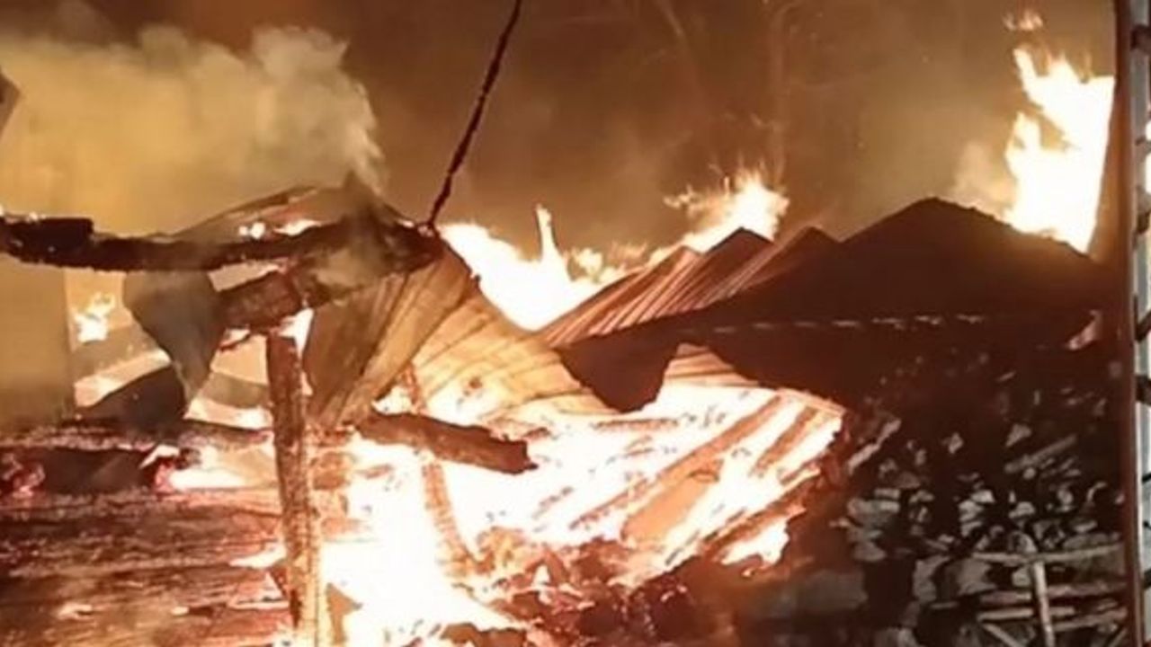 Korkutan yangın: Üç ev ile bir samanlık küle döndü