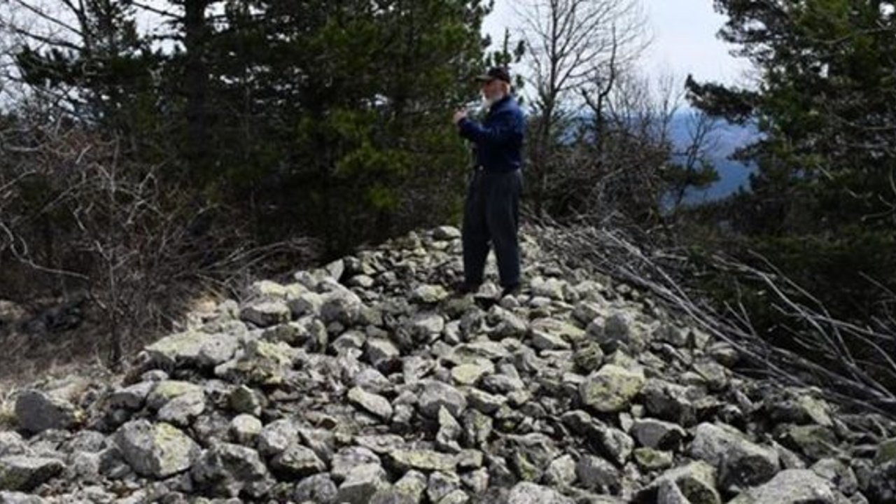 Kargı sınırlarındaki tarihi kalıntılar ve surlarla kaplı tepe merak uyandırıyor