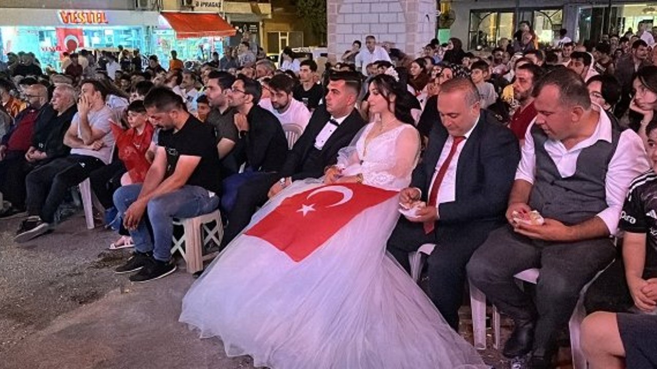 Düğüne mola verip milli maçı izlediler