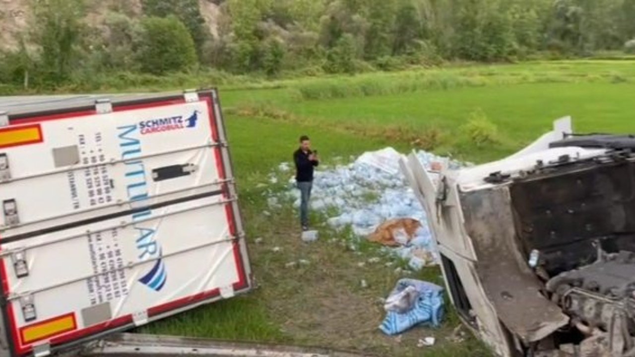 Kargı'da yoldan çıkan 2 tır peş peşe çeltik tarlasına devrildi
