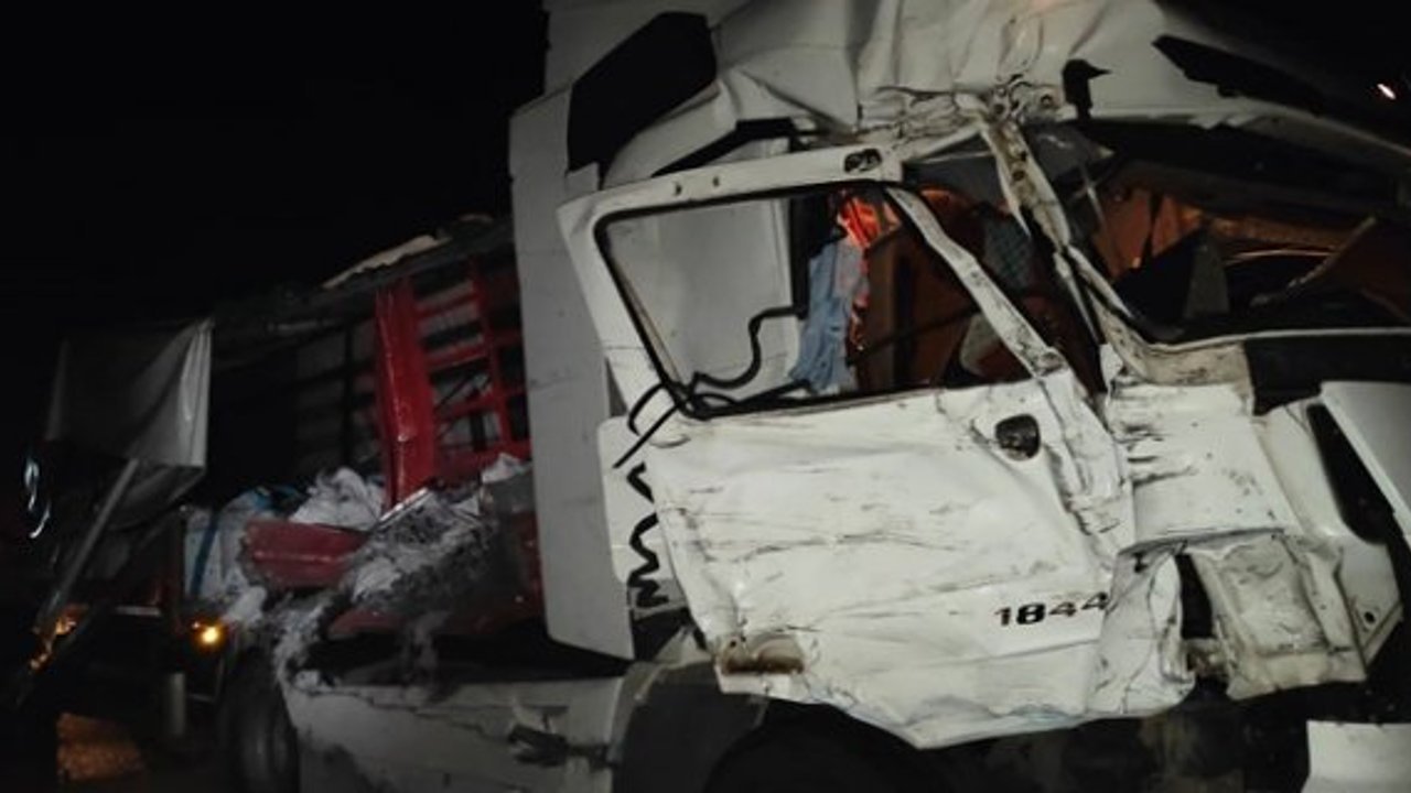 Emniyet şeridindeki yolcu otobüsüne tır çarptı: 1 yaralı