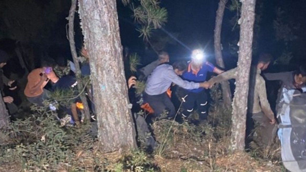 Motosikletle dere yatağına uçan baba ve oğlunu AFAD kurtardı