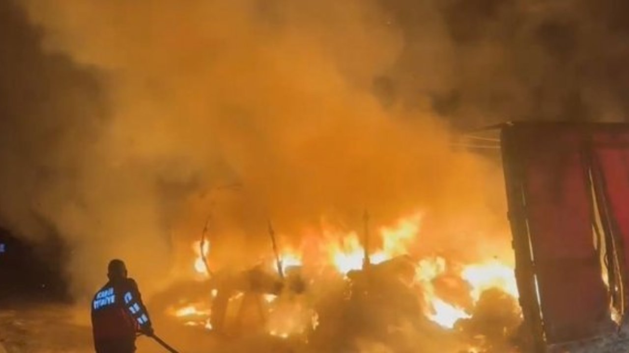 Kargı'da kumaş yüklü tır alev alev yandı