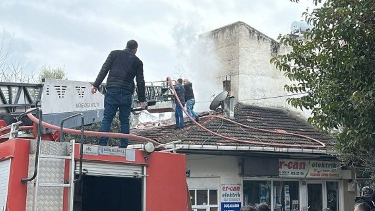 Kargı’da iş yerinin çatısı alevlere teslim oldu