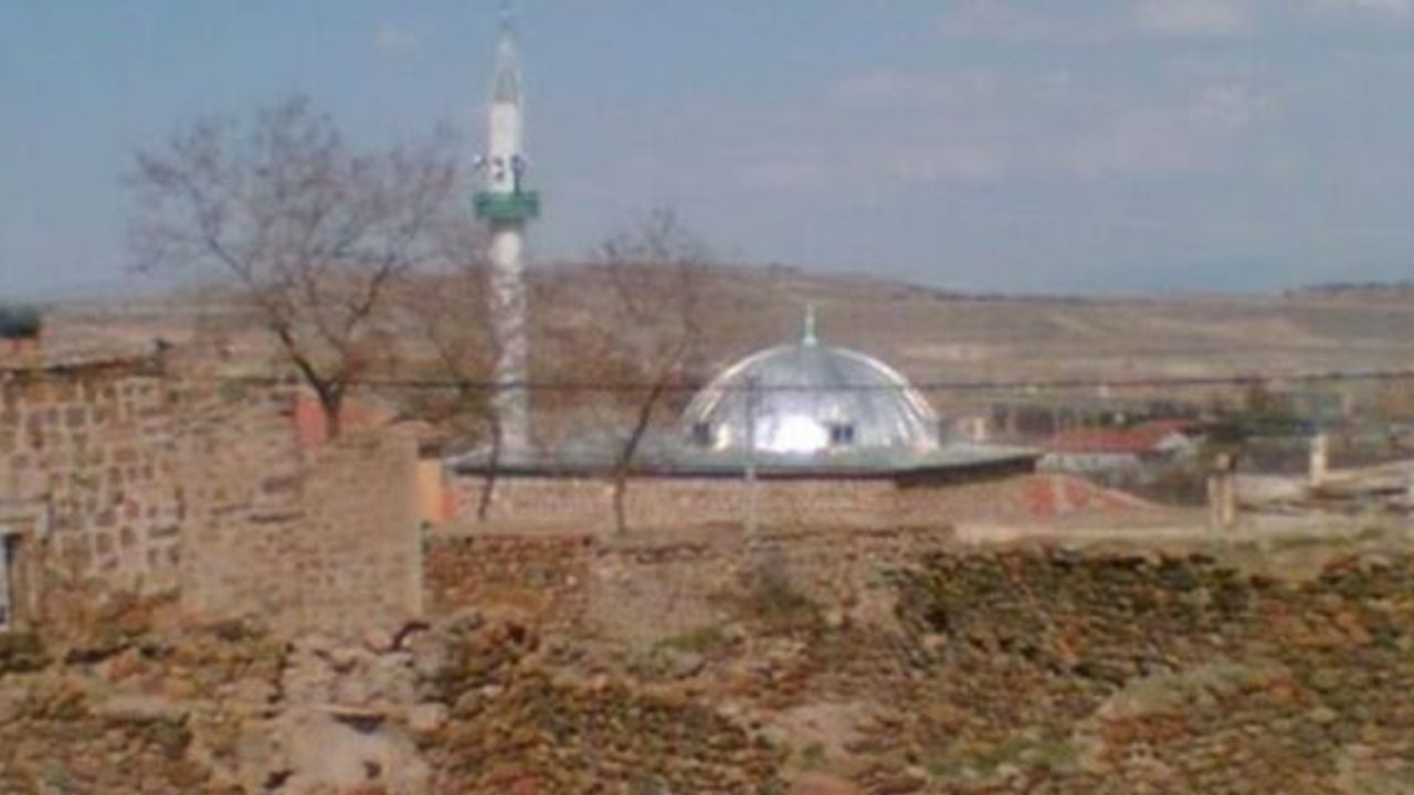Deprem yıktı, köylüler yeniden inşa etti: Örencik Camii tarihiyle büyülüyor