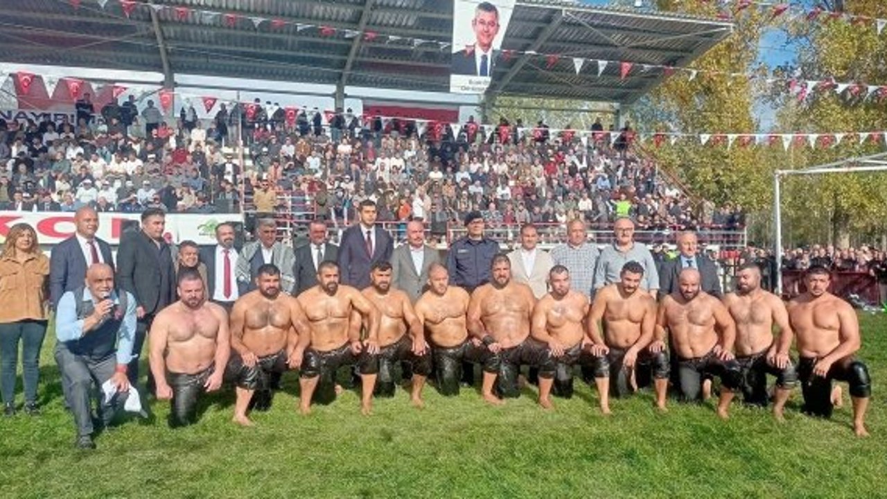 Kargı Panayırı Yağlı Güreşleri nefes kesti: Mustafa Taş, 2025 yılı Başpehlivanı oldu