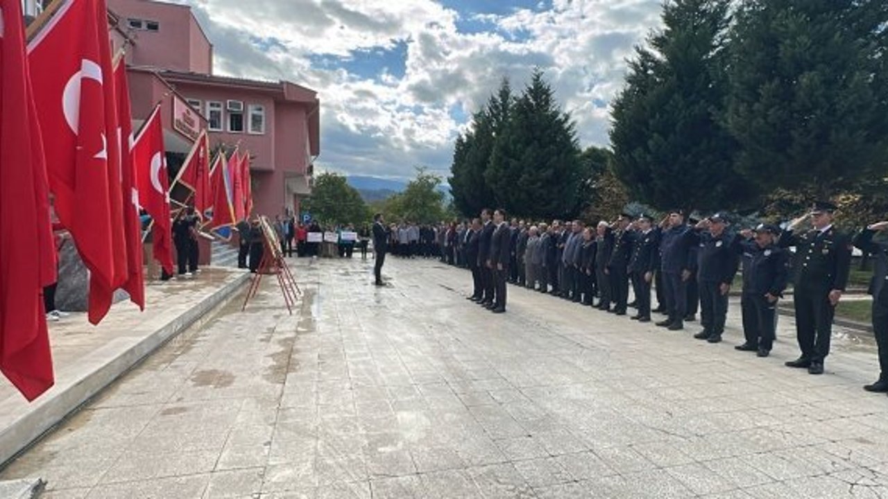 Kargı’da 29 Ekim coşkusu çelenk sunma töreniyle başladı