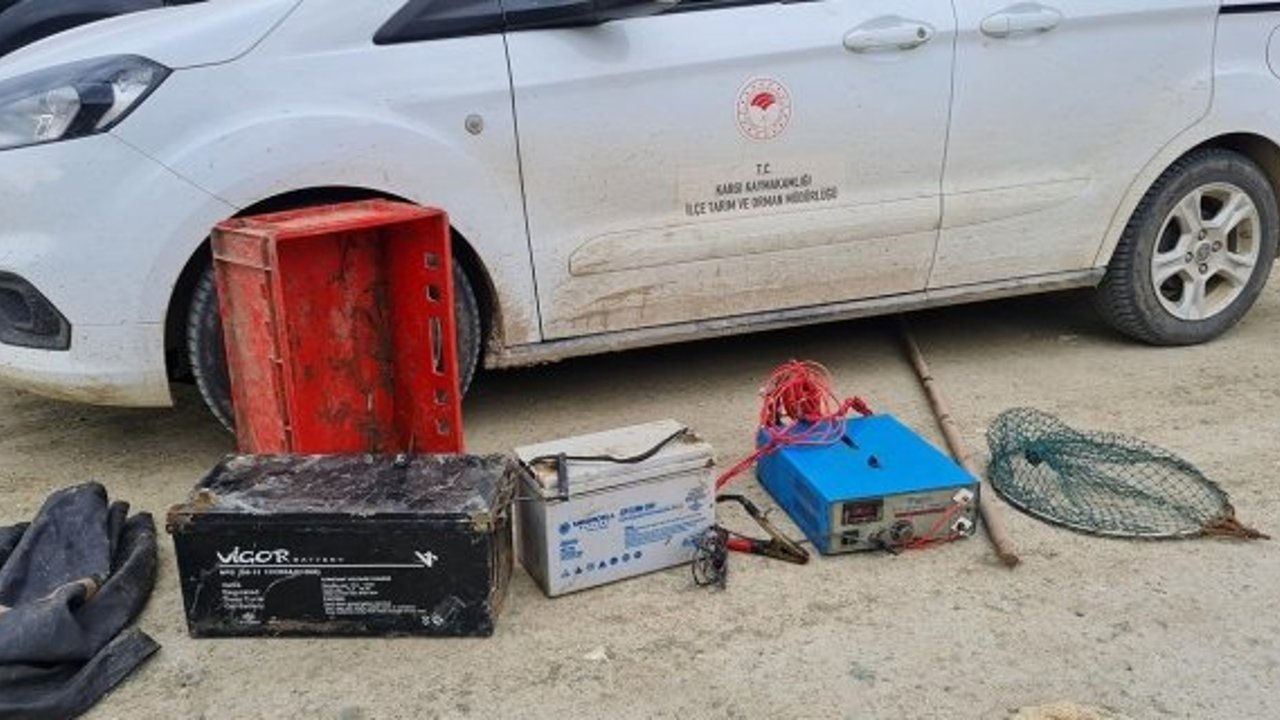 Elektrikle balık avına suçüstü: Malzemelere el konuldu, balıklar geri salındı