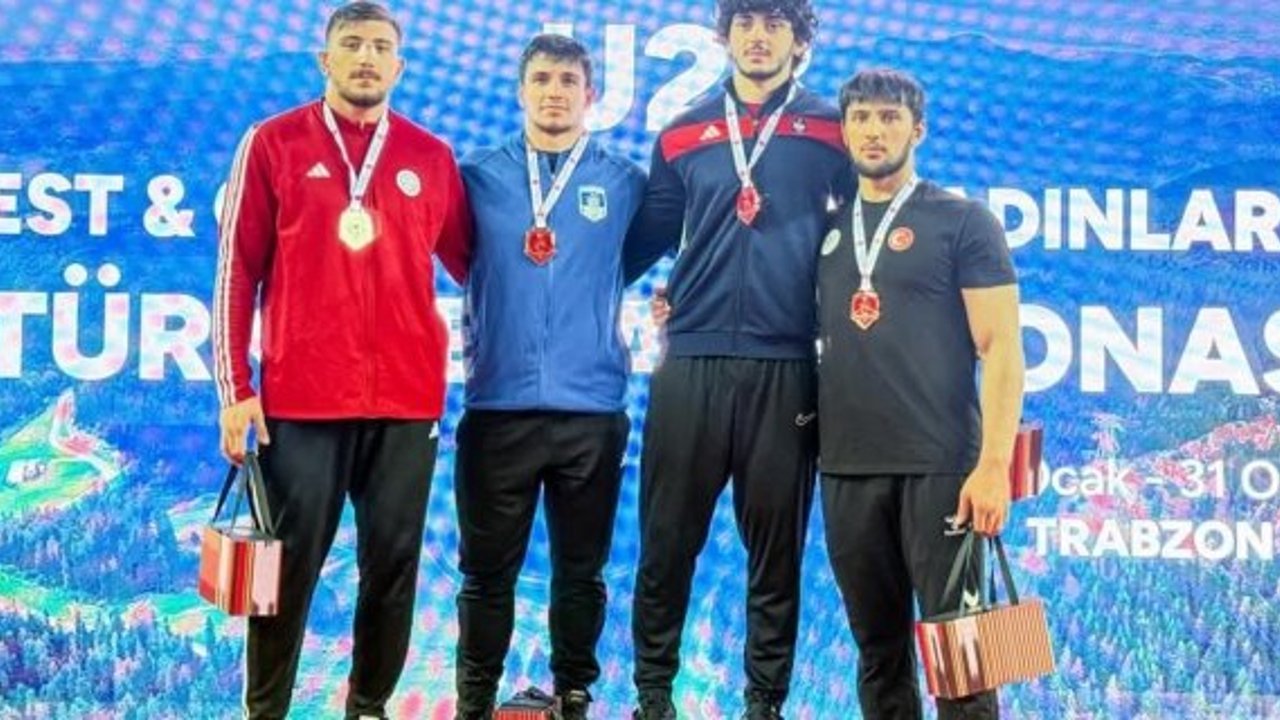 Kargılı güreşçi Muhittin Emre Helvacı Türkiye Şampiyonu oldu