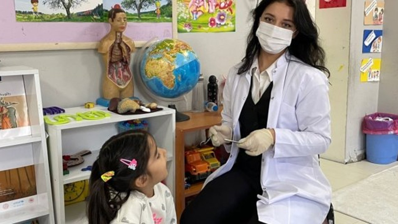 Miniklere diş sağlığı dersi: Gülüşler emin ellerde