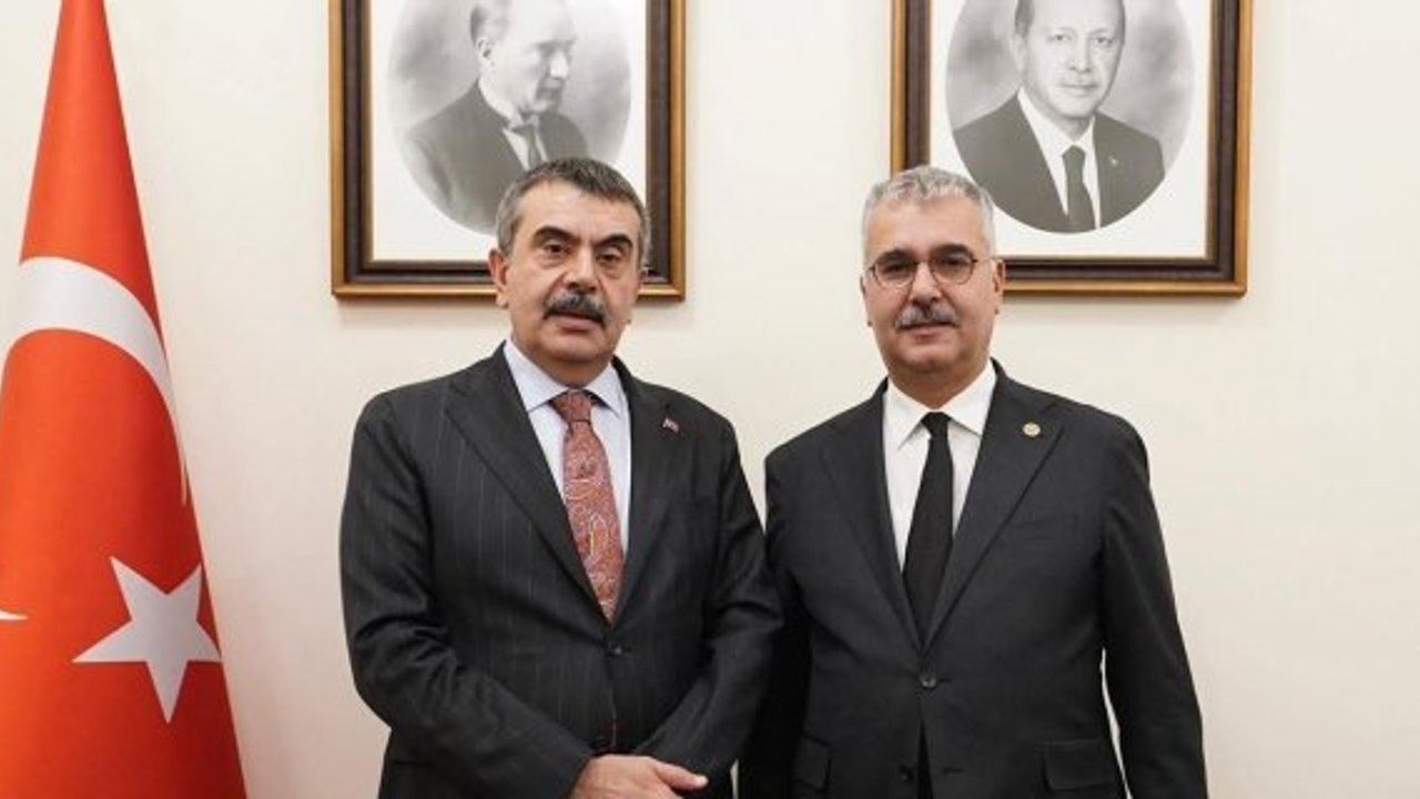 Ahlatcı, mesleki lise binasının yapımı için Bakan Tekin ile görüştü