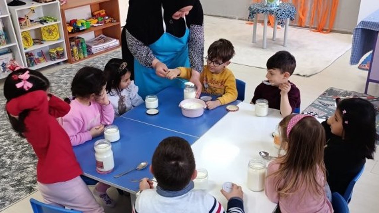 Çorum'da minik eller iftar için yoğurt yaptı