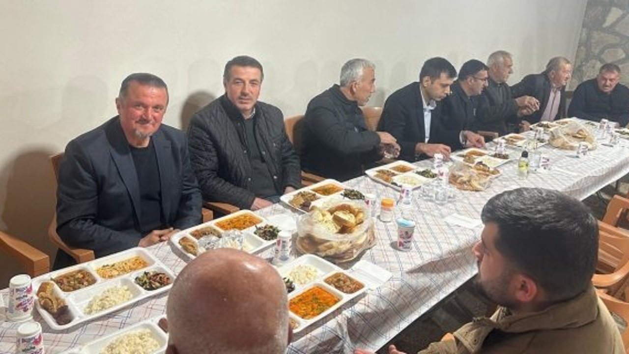 Karapürçek Köyü'nde iftarda bir araya geldiler