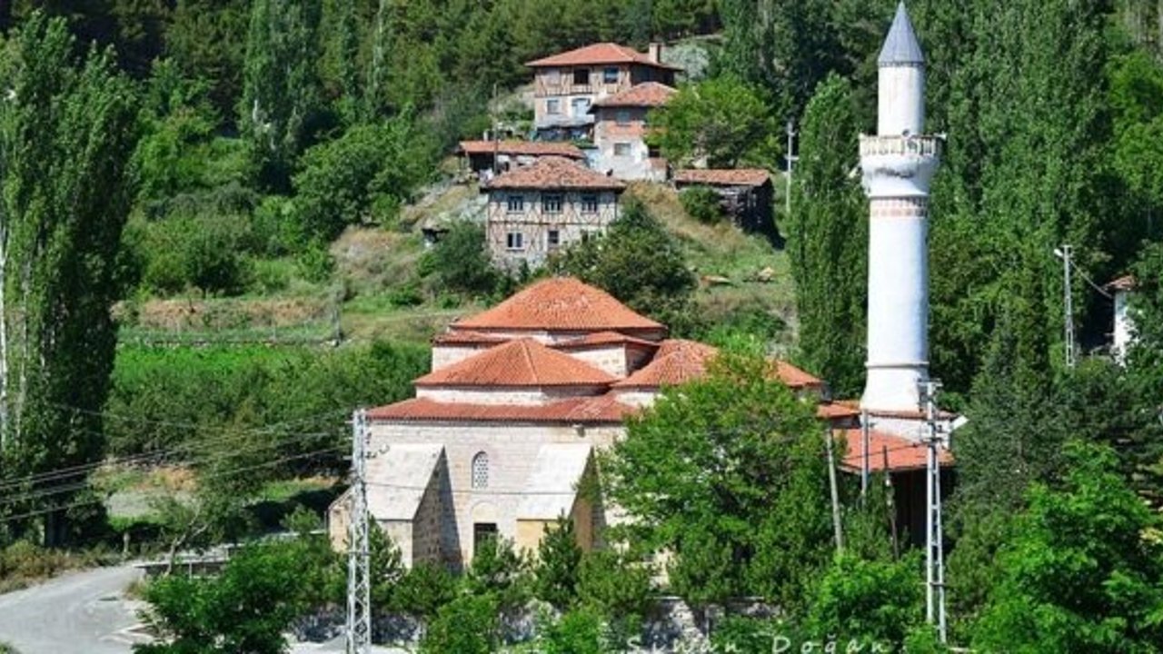 Kargı'da asırlık kale ve camiler zamana direniyor