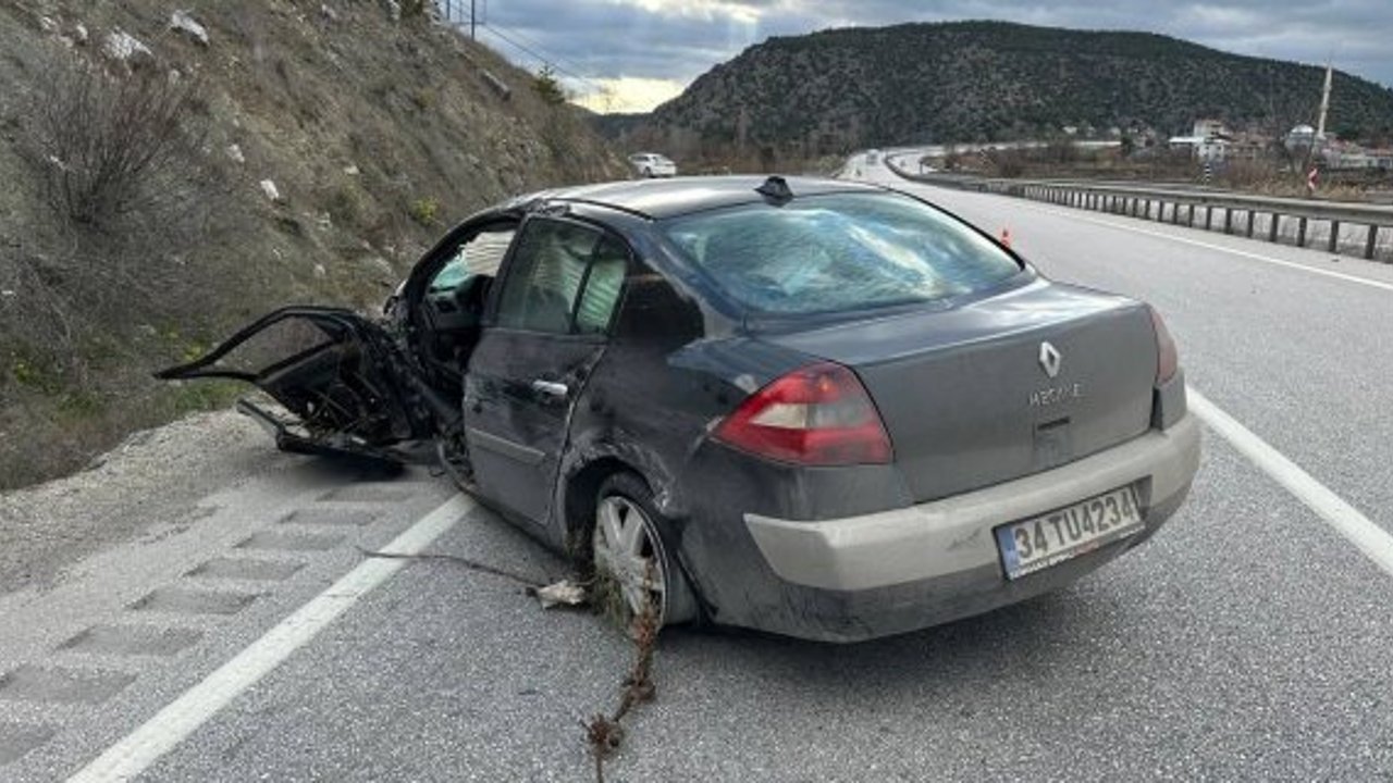 Kargı'da refüje çarpan otomobildeki 5 kişi yaralandı