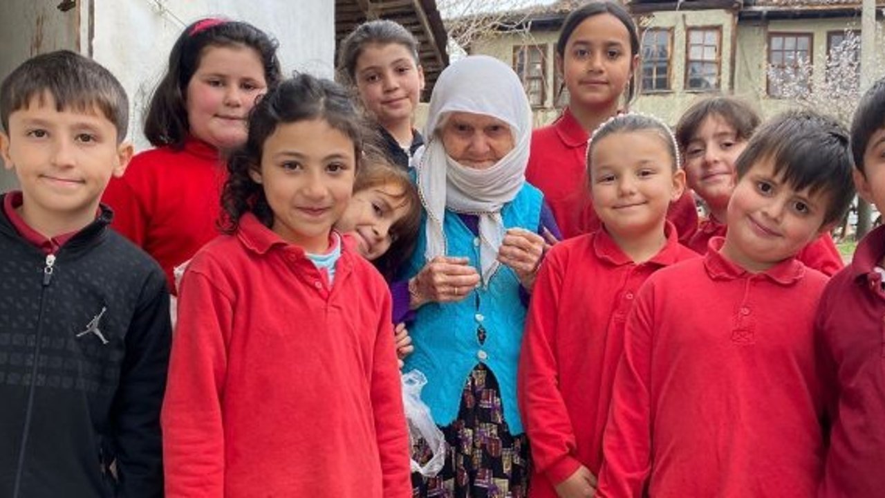 Minik öğrenciler yaşlılarla gönül köprüsü kurdu
