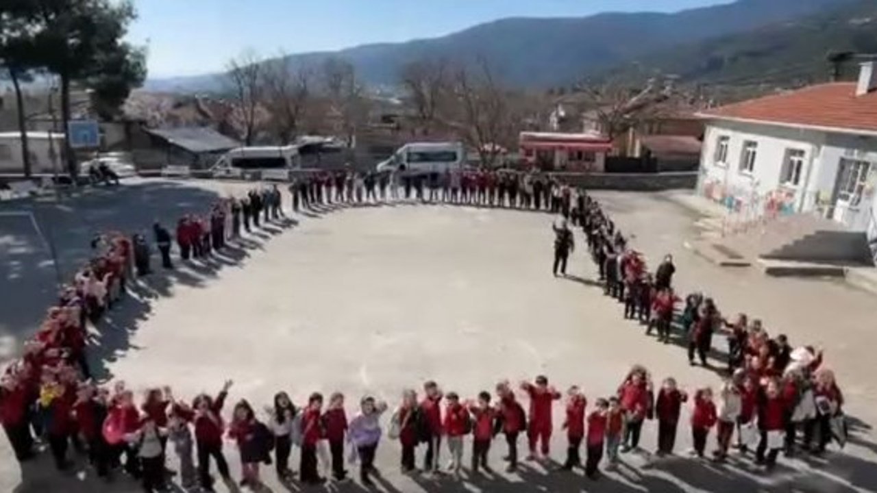 Yunus Emre İlkokulu/Ortaokulu’nda bayramlaşma sevinci