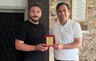 Müzik öğretmeni Orhan Barış Tunç’a plaket