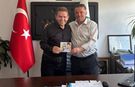 Sanatçı Orhan Canayakın, Başkan Dereli’ye yeni albümünü hediye etti
