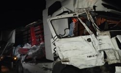 Emniyet şeridindeki yolcu otobüsüne tır çarptı: 1 yaralı