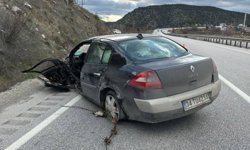 Kargı'da refüje çarpan otomobildeki 5 kişi yaralandı