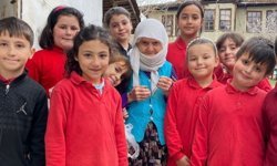 Minik öğrenciler yaşlılarla gönül köprüsü kurdu