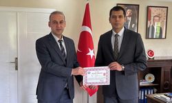 Kargı Kaymakamı Oğuzhan Akman’dan Hüsnü Kılpelit’e başarı belgesi