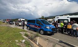 Kamyonun çarptığı minibüsteki 5 kişi yaralandı