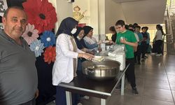 Yeni Mahalle Muhtarı Aksu'dan öğretmen ve öğrencilere pilav ikramı