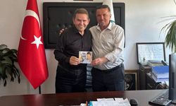 Sanatçı Orhan Canayakın, Başkan Dereli’ye yeni albümünü hediye etti
