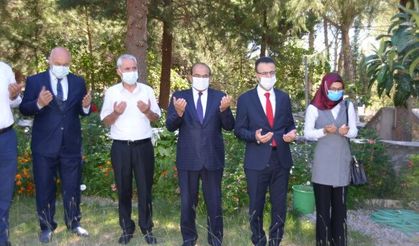Şehitlikler ziyaret edildi
