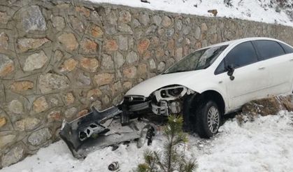 Kontrolden çıkan otomobil duvara çarptı