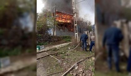 Kargı'da yangın: 6 ev yandı