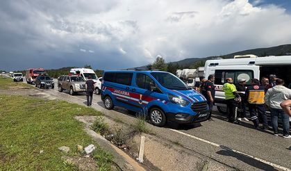 Kamyonun çarptığı minibüsteki 5 kişi yaralandı