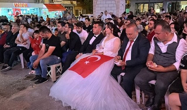 Düğüne mola verip milli maçı izlediler