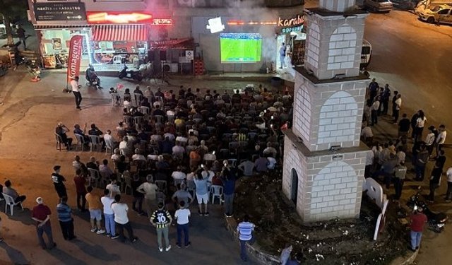 Kargılılar Türkiye-Avusturya maçını dev ekranlardan izledi