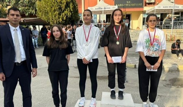 Kargı’da gençler atletizmde ter döktü