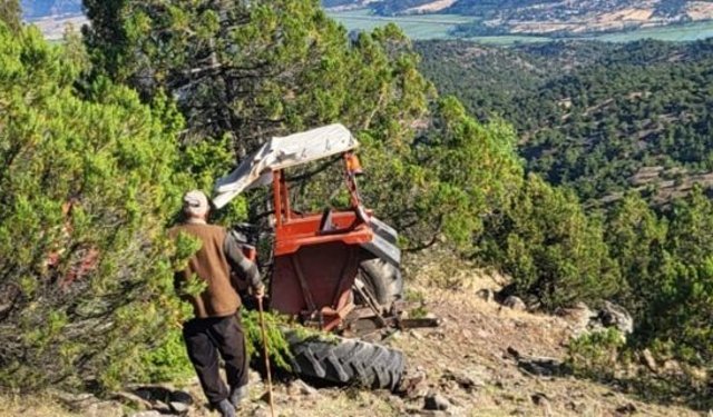 El freni çekilmeyen traktör şarampole yuvarlandı