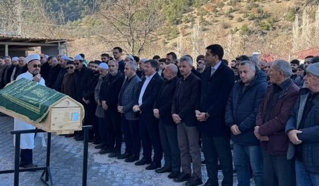 Kargı’da yürek yakan veda: Minik Esma’nın cenaze namazını babası kıldırdı