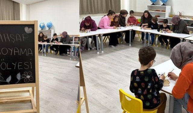 Cumhuriyet İlkokulu’nda ahşap boyama etkinliği