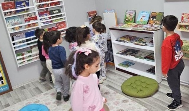 Minikler kütüphanede kitapların izini sürdü