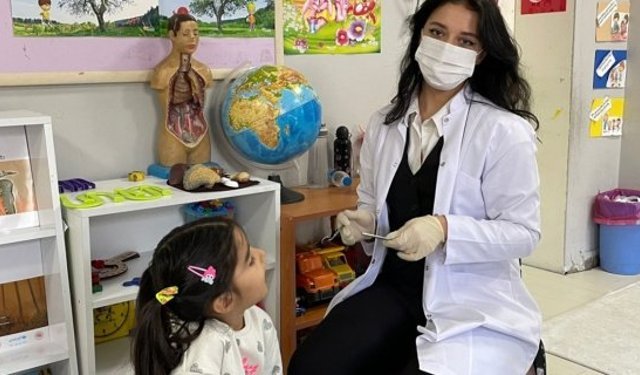 Miniklere diş sağlığı dersi: Gülüşler emin ellerde