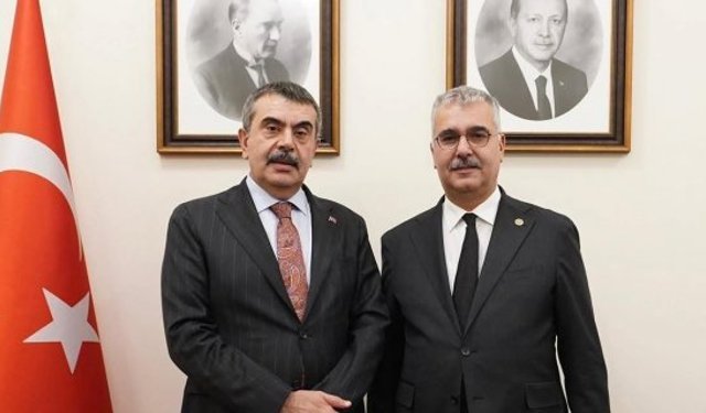 Ahlatcı, mesleki lise binasının yapımı için Bakan Tekin ile görüştü