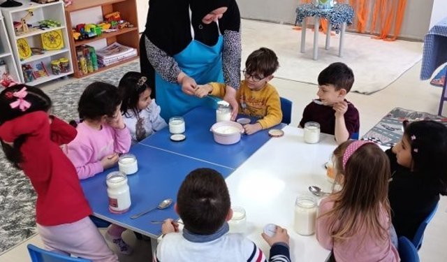 Çorum'da minik eller iftar için yoğurt yaptı