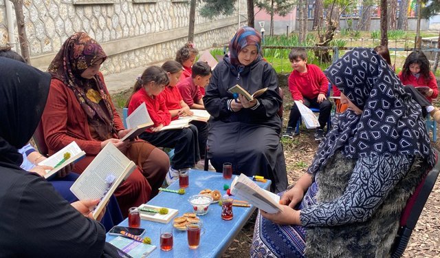 Kargı’da veli ve öğrenciler Kütüphane Haftası’nda birlikte kitap okudu