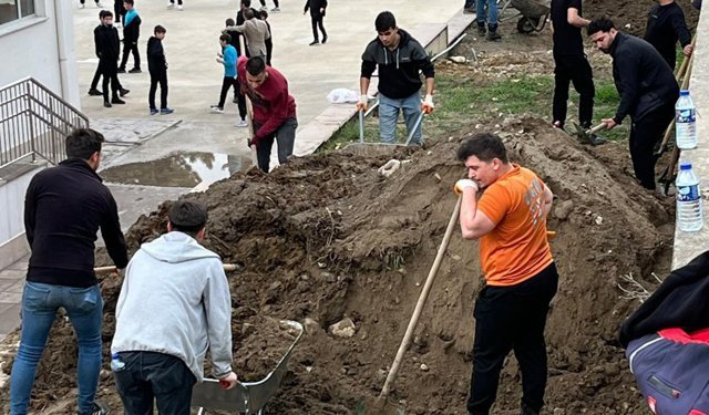 Cumhuriyet İlkokulu/YBO’da çevre düzenlemesi yapıldı